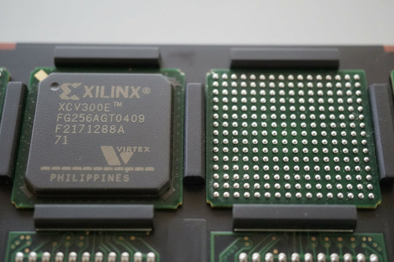 AMD - XILINX - XCV300E-7FG256I